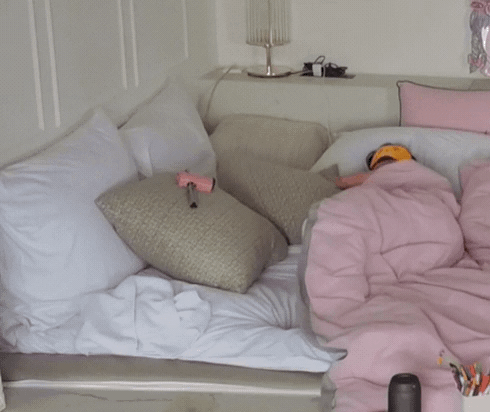 자다가 선미 얼굴 쓰다듬고 식겁하는 슬기.gif | 인스티즈