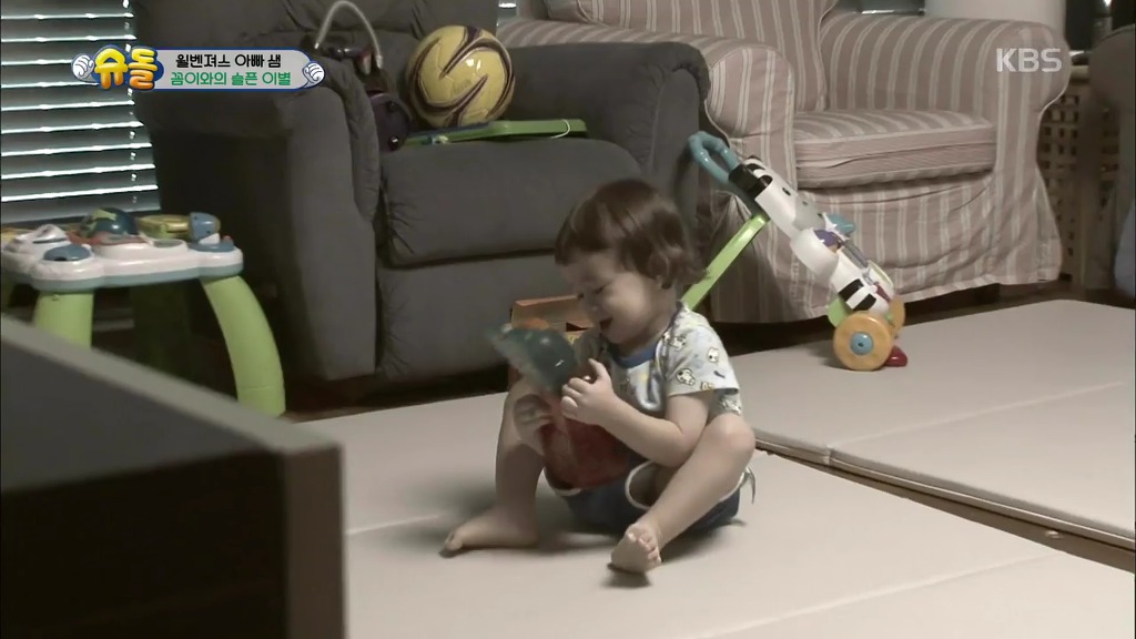[슈돌] 선물로 받은 자기 몸통만한 젤리를 친구처럼 아끼다가 이별해버린 윌리엄.jpg | 인스티즈