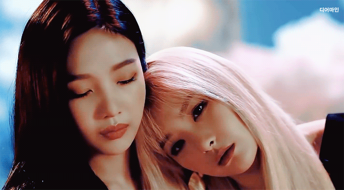 조이 어깨에 기대있는 슬기.gif (레드벨벳) | 인스티즈