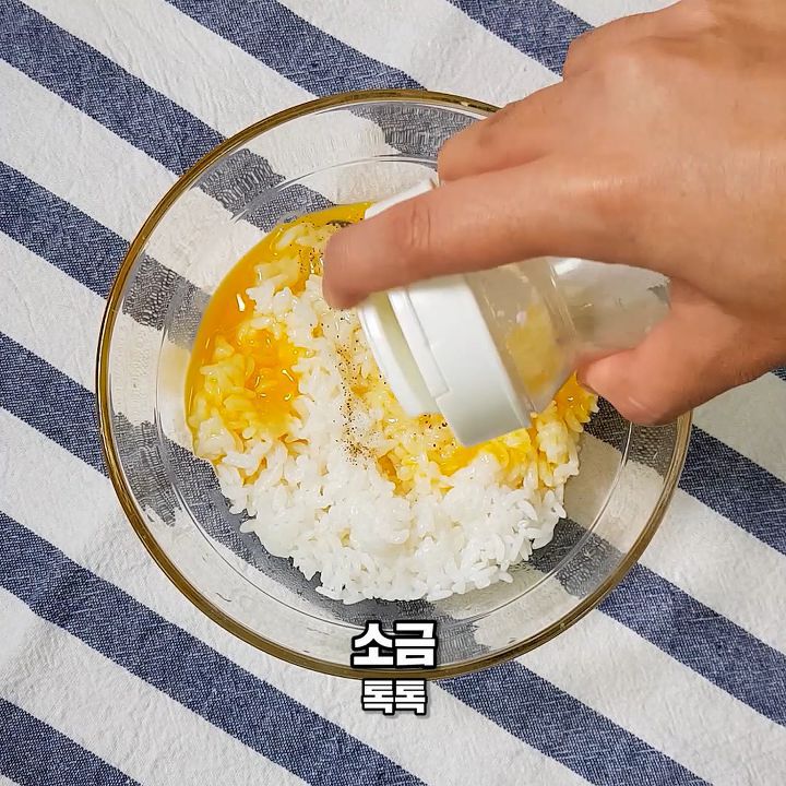 5분완성! 밥알이 살아있는 초간단 굴소스 볶음밥 만들기! | 인스티즈